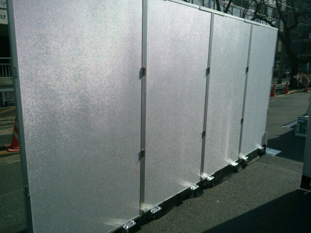 防音パネルに蝶番とキャスターを付け可動式に加工