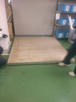 別工場にて組み立て