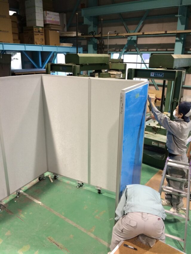 キャスター付き組み立て防音ブース