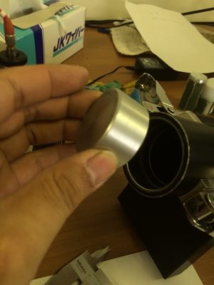 垂直入射の機械に試作品を詰め込み中