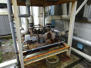 施工前のポンプ。周囲に防音パネルを設置