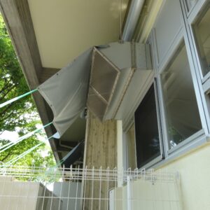 排気ダクト。環境対策で防音シートをつけてますが・・・、