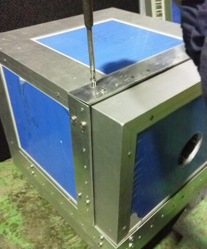 ネジが取り外すと、フレームがとれます