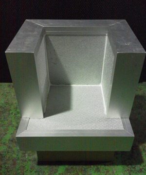 一部のパネルを外すと機体がいれられます