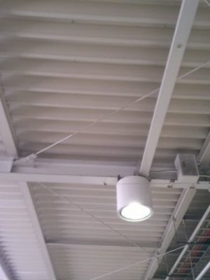 一般的なホームの天井です。音が反響しやすい仕様です。