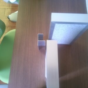 角つなぎ材をパネルに設置