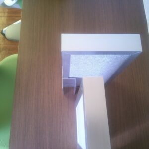 パネルに角つなぎ材を付けます