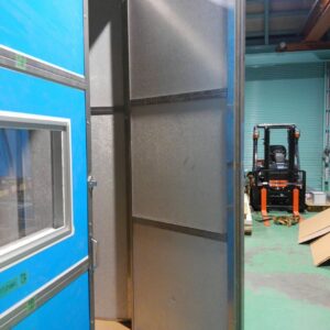 高さのある扉も、分割により重量を軽減します