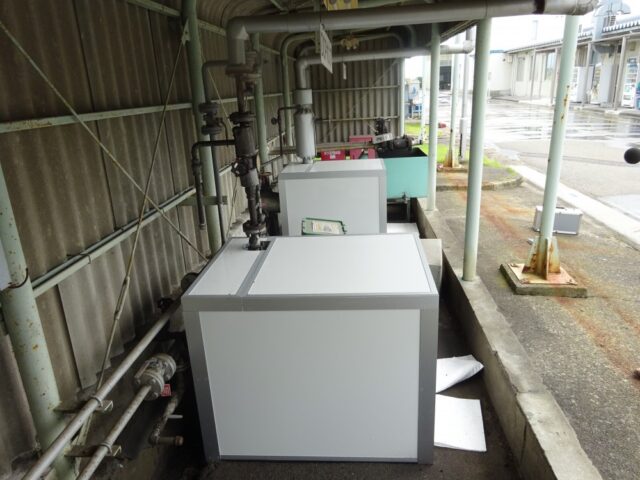 屋外ポンプ騒音対策用防音BOX＠滋賀県～グラスウール製防音パネルと弊社製品の比較