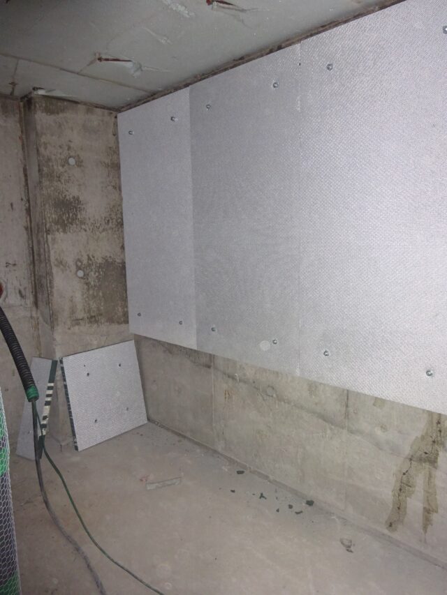 マンションの貯水ポンプモーターの騒音対策～地下室のコンクリート壁に吸音パネルを設置