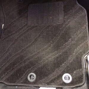 吸音材を下に敷きマットを敷きます