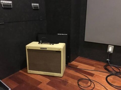 音楽スタジオ内にて楔形ウレタン吸音材と弊社製品比較