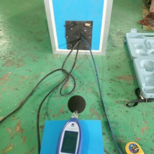 穴を塞いだ場合の騒音を測定中