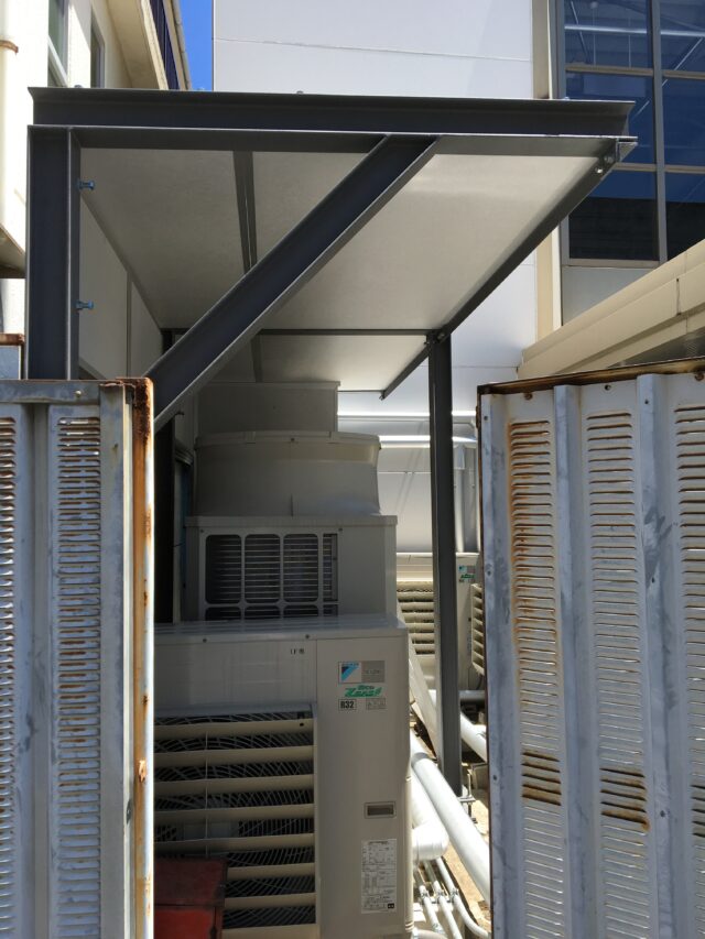 チラー上部のファンの騒音対策＠東京～吸音パネルで屋根を設置