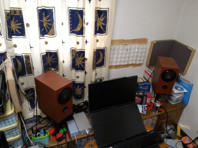 DIYでオーディオスピーカーの背面に設置して吸音対策
