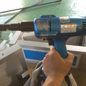 エビナットをかしめる機械