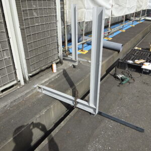 基礎とアスファルトにアンカーを固定