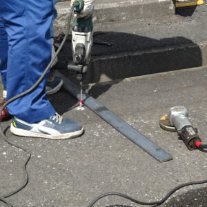 ドリルでアンカー用の穴をあけます