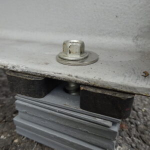 アスファルトの凸凹をライナーで調整