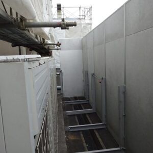 パネルを鋼材に付け完成です