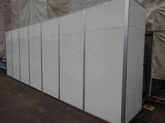 工場向け室外機用防音パネルを施工～基礎コンクリートとアスファルトに取り付ける方法～