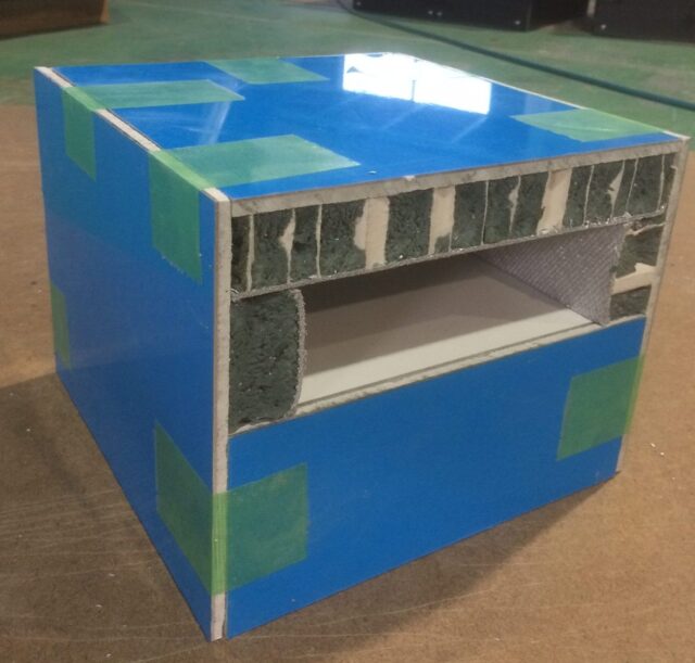 防音部屋の壁や天井の開口部分に～静粛性を持つパネル～