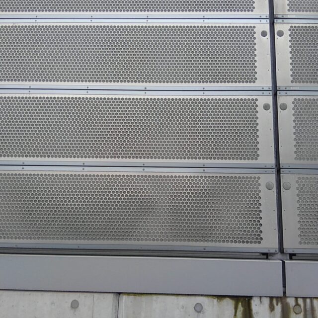 高速道路の騒音対策～ハニカム構造による耐風性に優れた防音壁の制作が可能