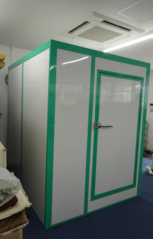 ラジオ放送局向け簡易吸音ルーム＆吸音材新製品お披露目