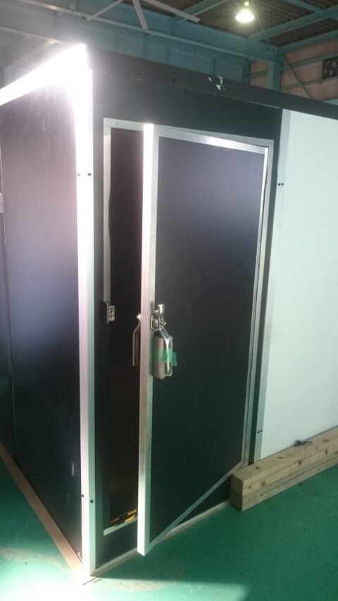 簡易無響室～専用の枠材とビスのみで簡単組み立てOK