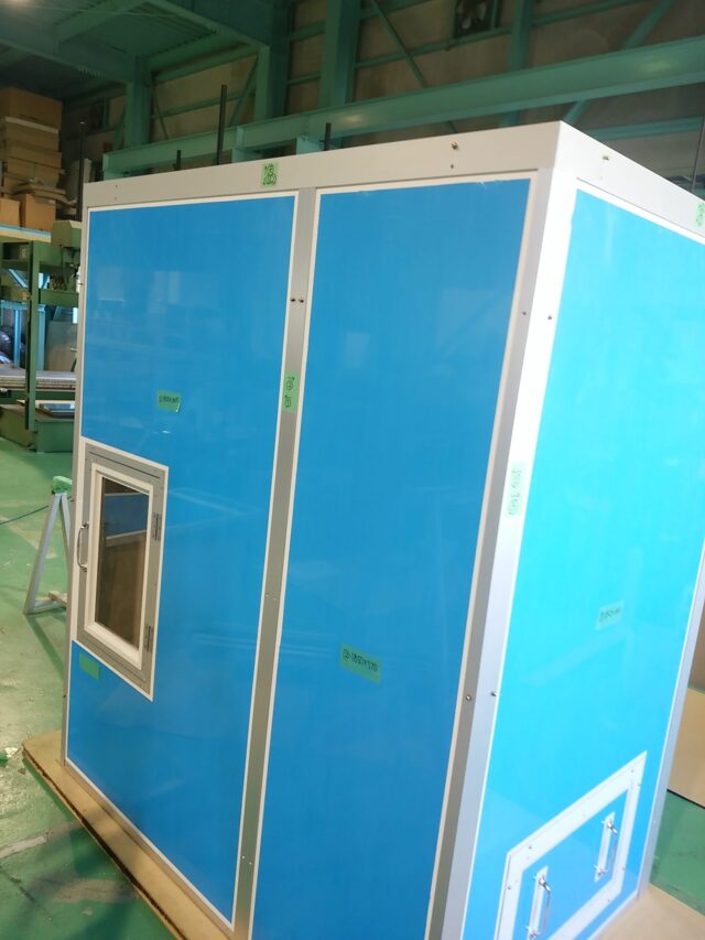 弊社防音ボックスの組み立て