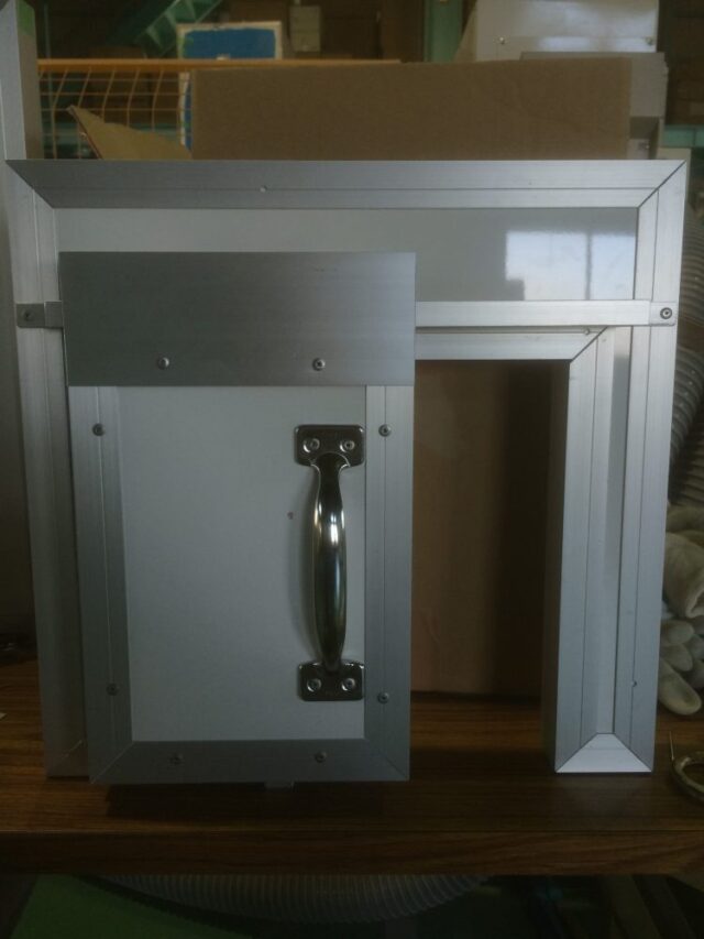 防音パネルを使用したスライドドア・上下開閉扉の試作品を製作