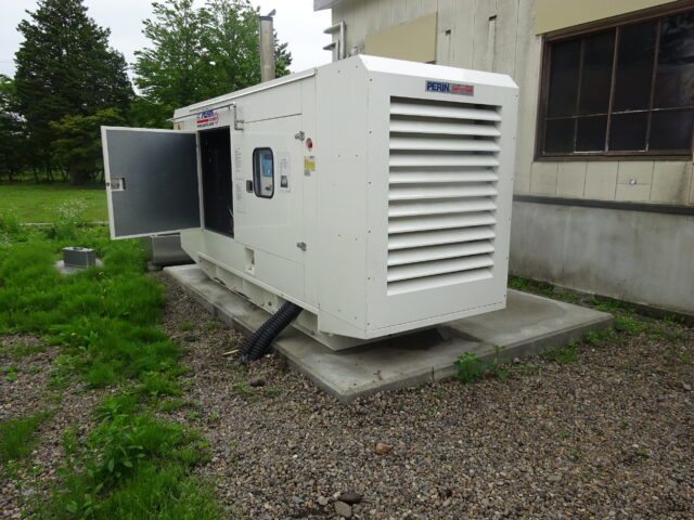 工場内非常用発電機の設置～騒音規制値クリアのため専用防音壁を導入し完工をサポート