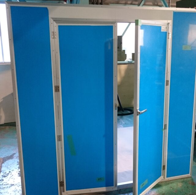 粉砕機用防音対策～観音式ドアで出入り可能に