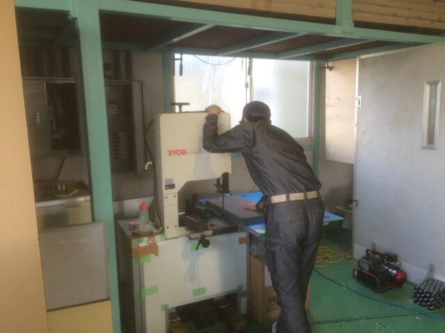 煙突型の吸音パネル～熱や煙が中にたまらないよう上部が開いています