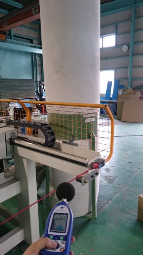 工場内のランニングソーから出る塵を収集する集塵機用の防音ボックス