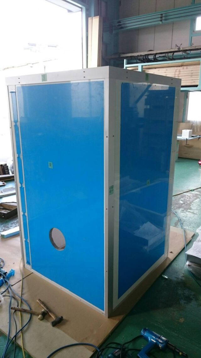 防音ボックス〜パイプ通せるよう丸穴加工〜