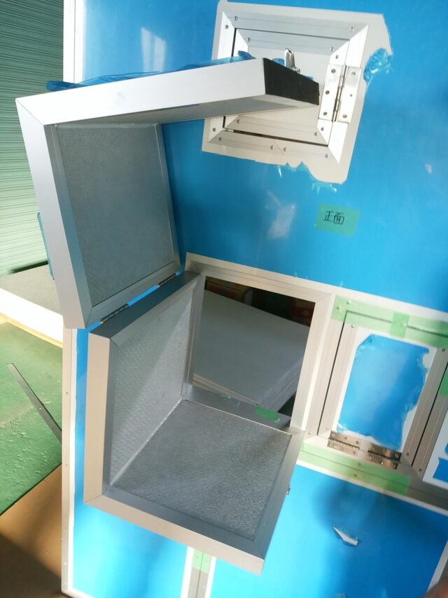 サイレンサーを側面に取り付けた『粉砕機用防音ボックス』の製作と扉の固定方法について