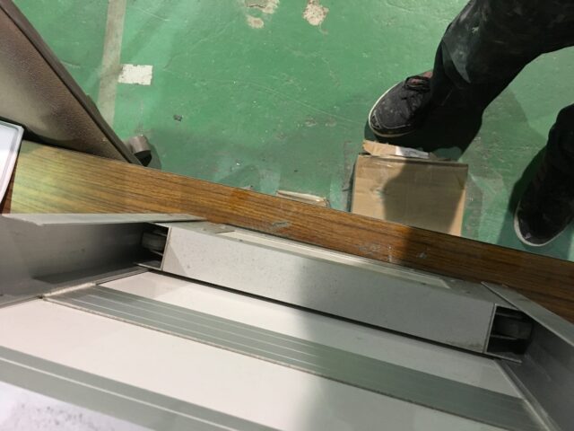 吸音パネルにキャスターを付けたスライド扉を製作