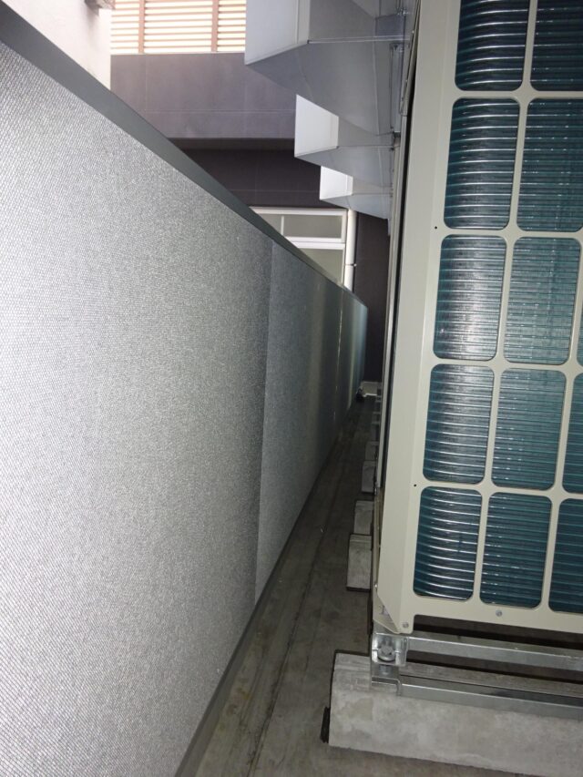 マンションベランダの室外機の騒音対策～防音壁を使用せず天井と壁に吸音パネルを設置し反響音を低減