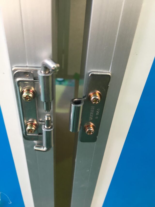 簡単に組み立て＆取り外しができる蝶番について～お客様側の作業負担を減らします