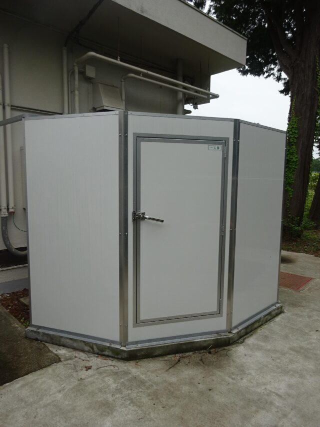 チラー周囲に遮音壁を施工～メンテナンスに便利な片開きドアを設置