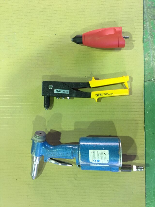 弊社の枠を取り付ける際に欠かせないリベッター〜アタッチメントリベッターがオススメです