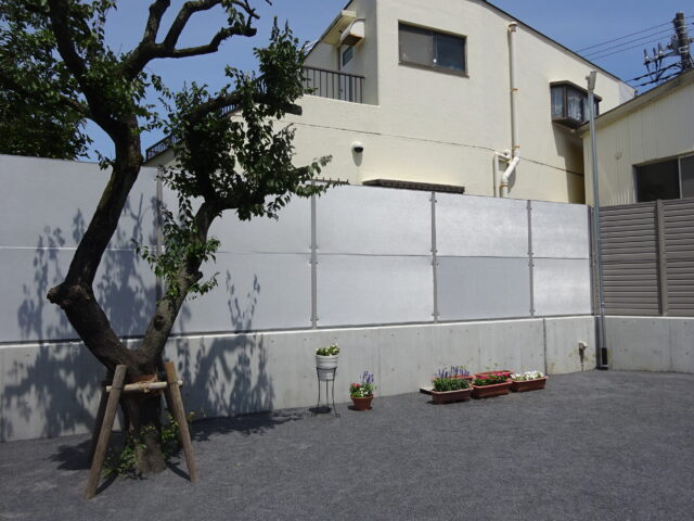 幼稚園・保育園用遮音壁～既存のコンクリート壁に吸音パネルを設置し吸音効果を付加