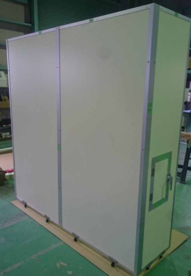 事務所内の空調機騒音対策～室内向けに塗装を施した吸音パーテーションで対応