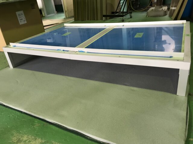 ガラス工場のベルトコンベアの防音対策～吸音パネルをトンネル状に加工