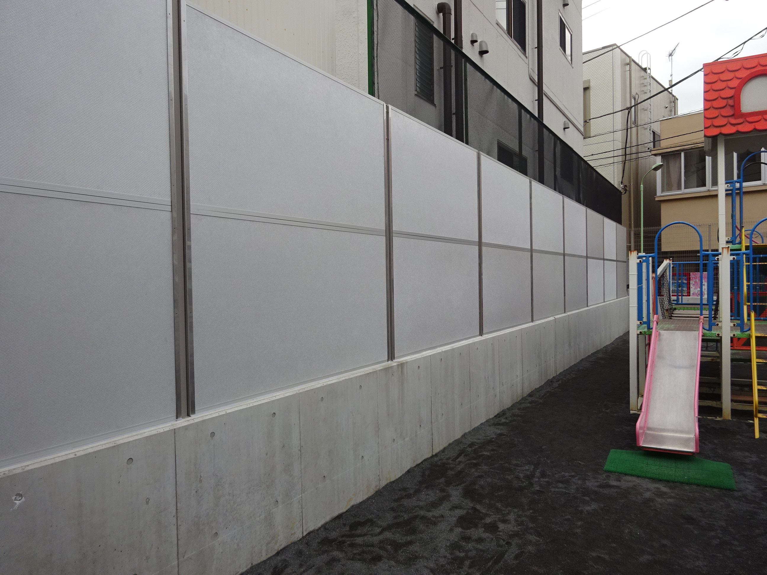 幼稚園 保育園 学校などへの防音対策 弊社の吸遮音パネルを使用した防音壁がおすすめです 株式会社静科