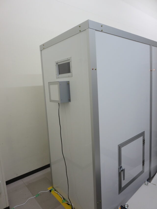 工業用オイルクーラーの騒音対策用に防音ボックスを施工＠静岡県～窓・扉・排気ファンなどのオプションを追加