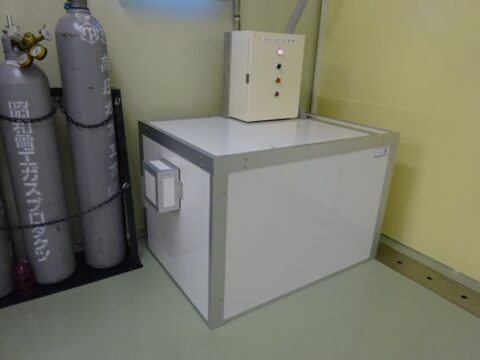 食品工場のクリーンルーム内真空ポンプの騒音対策！＠神奈川～防音BOXにより騒音値を20db低減