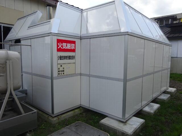 食品メーカー工場内発電機の騒音対策用防音壁を施工～屋外での使用に適した強度と耐腐食性