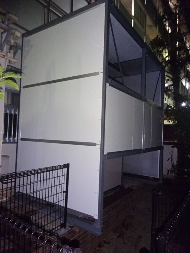 大型室外機の騒音対策～低周波用「一人静タイプL」で防音カバーを設置